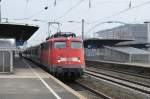 Mit der vorgespannten 113 268-7 nhert sich dieser IC dem Klner Hbf. Hinten rollt 115 459-0 abgebgelt mit. Aufgenommen am 27/11/2010 in Kln Messe/Deutz.