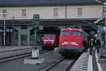 Am 24.05.2013 stand 113 309-9 mit dem Autoslaaptrein 13409 am Bahnsteig in Darmstadt Hbf. Links zusehen, 120 126-8 mit IC 2171 beim Zwischenhalt im Hauptbahnhof. An diesem Tag hatte die 120er direkt dahinter die frisch repariete 103 235-8, die von Frankfurt nach Stuttgart berfhrt wurde, um wieder im 103er Umlauf fahren zu knnen.