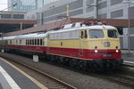 E10 1309 (offiziell 113 309) bei einer Werbeveranstaltung für AKE-Rheingold-Fahrten in Gleis 19 des Düsseldorfer Hbf am 28.10.16.