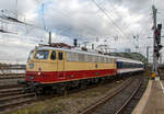 
Die AKE E10 1309 (91 80 6113 309-9 D-TRAIN) der Train Rental International GmbH mit n-Wagen als National Express Verstärker des RE 1  Nordrhein-Westfalen-Express  Dortmund Hbf – Köln Hbf, erreicht am 22.12.2018 den Hauptbahnhof Köln.

Die Lok, eine sogenannte „Bügelfalten“ E10.12 mit Henschel-Schnellfahrdrehgestellen für dem TEE Rheingold bzw. TEE Rheinpfeil, wurde 1963 von Krauss-Maffei in München-Allach unter der Fabriknummer 19014 gebaut (der elektrische Teil ist von Siemens) und an die Deutschen Bundesbahn als E10 1309 geliefert. Mit der Einführung des EDV-gerechte Nummernsystems erfolgte zum 01.01.1968 die Umzeichnung in DB 112 309-0. Nach der deutschen Wiedervereinigung und dem darauffolgenden Vereinigung der beiden deutschen Staatsbahnen (DB und DR) wurde sie zum 01.01.1991 in DB 113 309-9 umgezeichnet und fuhr so bis zur Ausmusterung und Verkauf im Jahr 2014.


TECHNISCHE DATEN:
Spurweite: 1.435 mm
Achsformel: Bo’Bo’
Länge über Puffer: 16.440 mm
Drehzapfenabstand:  7.900 mm
Achsabstand im Drehgestell:  3.400 mm
Dienstgewicht: 85,0 t
Höchstgeschwindigkeit: 160 (zeitweise 120 km/h)
Stundenleistung: 3.700 kW (kurzzeitig bis 6.000 kW)
Dauerleistung: 3.620 kW
Anfahrzugkraft: 275 kN
Treibraddurchmesser: 1.250 mm
Stromsystem:  15 kV 16 ⅔ Hz ~
Anzahl der Fahrmotoren: 4
Antrieb: Gummiringfeder
Bremse: mehrlösige Knorr-Einheits-Druckluftbremse, Zusatzbremse, fremderregte elektrische Widerstandsbremse (max. Bremsleistung 2.000 kW, Dauerleistung 1.200 kW)