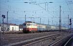 112 312 mit  buntem  Schnellzug in Eichenberg Richtung Süden unterwegs (25.9.1979).