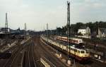 114 490-6 (umgezeichnet aus der dritten Bauserie der 112) um 1990 in Düsseldorf Wehrhahn, im Hintergrund ein abgestellter S-Bahn-Zug mit einer 111.