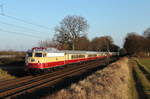 Seit 2016 für die AKE im Einsatz ist die E 10 1309 vor dem historischen Rheingold-Zug.