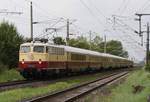 Durch den Regen - TRI / AKE Rheingold Leerreisezug mit E10 1309 / 6 113 309-9 D-TRAIN / bei der Fahrt von Stralsund nach Cottbus am 28.08.2020 durch Züssow. Ich steh am Bü.