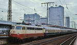 112 495-7 hält in der ersten Häfte der 1980er Jahre mit einem D-Zug im Essener Hauptbahnhof
