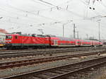 Am 15.03.2017 steht außerhalb des Bahnhofs auf dem Abstellgleis der RE nach Crailshain mit 114 032-6 und 114 024-3.