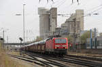 DB Cargo 143 339 hat mit den Neuwagen am Haken genug zu tun.