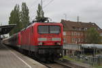 Die Rostocker 114 040 mit RE 13290 von Warnem�nde nach Berlin-Ostbahnhof bei der Durchfahrt im Haltepunkt Rostock-Holbeinplatz.24.05.2017