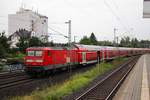 Der Regionalexpress 50 von der Kinzigtalbahn aus Fulda fährt am Bahnhof Hanau-Steinheim vorbei.