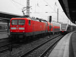 Bei dem ollen Wetter benötigt man ohnehin nicht mehr als eine Farbe: 112 165 mit RE5 nach Elsterwerda in Stralsund Hbf.