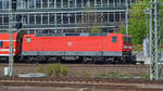 143 933 mit einem S-Bahn-Zug in Dresden.