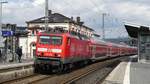 114 034 zieht einen RE50 nach Frankfurt in den Bahnhof Wächtersbach hinein.