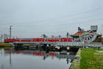 Der aus Stralsund kommende RE3 nach Berlin passiert gerade die Eisenbahnbr�cke in Anklam.