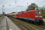 Im Mai 2021 trafen die von 112 186 und 112 190 gezogenen/geschobenen Doppelstockgarnituren auf der Line RE5 am Hauptbahnhof in Neustrelitz aufeinander.