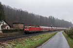 Mit einem RE 50 nach Frankfurt Hbf am Haken, legte sich 114 033 am 04.12.2021 bei Wirtheim in die Kurve.