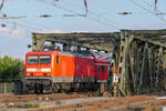 Mit einem RE 50 nach Frankfurt Hbf überquerte 114 012 am 28.04.2021 in Frankfurt-Niederrad den Main.