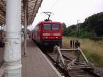 Ein Regionalexpress RE4 der BR 114 012 mit Dostos-Wagen warten in Wismar auf die Abfahrt nach Ludwigslust