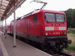 Ein Regionalexpress RE4 der BR 114 012 mit Dostos-Wagen warten in Wismar auf die Abfahrt nach Ludwigslust.