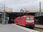 Die 112 006 von WFL fährt mit dem RE19 HVZ-Verstärker von Düsseldorf nach Emmerich in die neue Halle des Duisburger Hbf ein.