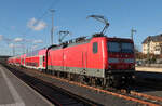 Am sonnigen, aber kalten 01.03.2026 steht 114 033 am Gleis 7 des Bahnhofs Bebra. Sowohl Zug als auch Lok sind bemerkenswert sauber.