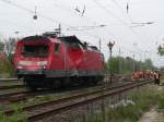 Da durch das Ungl�ck die Schienen und eine Weiche stark besch�digt wurden, sind Bahnmitarbeiter im Dauereinsatz.