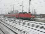 Hier 114 021-9 mit einem RE3 von Schwedt/Oder nach Elsterwerda, bei der Einfahrt am 22.12.2009 in Angerm�nde.