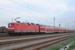 114 027 schiebt den RE3 am 13.08.2010 durch Angerm�nde
