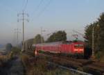 Aus dem R�cken kommend dann ein RE3 nach Stralsund �ber Berlin Hbf(tief) mit 114 011-0.