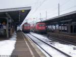 143 055 mit RB Sch�nefeld-W�nsdorf Waldstadt und 114 004 mit RE nach Stralsund am 21.1.2006 im Bahnhof Berlin-Sch�nefeld Flughafen