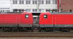 Welche Lok ist wohl verkehrsr�ter? ;) Gesehen am 13.03.2012 am Cottbuser Hbf.