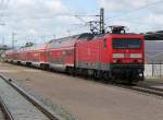 114 024-3 mit RE 18590 von Berlin Hbf(tief)nach Warnem�nde bei der Durchfahrt im Haltepunkt Warnem�nde Werft.02.06.2012 