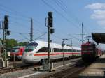 W�hrend in B�chen auf Gleis 4 RB 11924 nach Aum�hle und auf Gleis 1 die schiebende 114 037 mit dem RE 33013 nach Rostock bereitstehen, rauscht auf Gleis 2 der ICE Hamburg - Berlin bestehend aus den BR