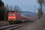 114 038 mit Fu�ballsonderzug, RE 28956 von Berlin nach Paderborn, am frostigen Morgen des 08.12.2012 bei Langeland.