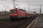 Hier 114 003-7 mit einem RE2 (RE37366) von Wismar nach Cottbus, bei der Durchfahrt am 27.4.2013 durch Berlin Sch�nefeld Flughafen, in Richtung Berlin Gr�nauer Kreuz 