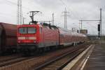 Hier 114 002-9 mit einem RE2 (RE37368) von Wittenberge nach Cottbus, bei der Durchfahrt am 27.4.2013 durch Berlin Sch�nefeld Flughafen, in Richtung Berlin Gr�nauer Kreuz.
