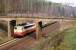 114496 mit E 3386 nach Osnabrück am 24.4.1988 um 16.10 Uhr unter der alten Straßenbrücke im Einschnitt zwischen Ostercappeln und Vehrte.