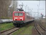 Der Warnem�ndeEspress aus Warnem�nde nach Berlin gezogen von der 114 002 kurz vor dem Hp Rostock/Holbeinplatz am Sonntag den 08.04.07    