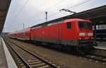 114 040 macht sich am 12.2.2017 mit dem RE3 (RE3308) von Berlin Hauptbahnhof (tief) nach Stralsund Hauptbahnhof in Berlin Lichtenberg auf den Weg.