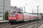 114 022 kommt mit ihren sechs Doppelstockwagen am Freitag Abend zurück nach Frankfurt, aufgenommen am Bahnhof Messe.