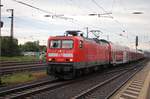 114 021 fährt ihre sechs DoStos als RB51 aus Hanau Hbf aus.