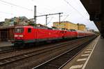 114 010 und eine kalt mitlaufende (wahrscheinlich ausgefallene) BR 114 von DB Regio Hessen als RE 4510 (RE50) von Frankfurt(Main)Hbf haben ihren Endbahnhof Fulda auf Gleis 1 erreicht. [22.10.2017 | 11:53 Uhr]