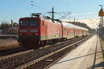 Die 114 040 mit dem RE 3510 von Wünsdorf-Waldstadt nach Stralsund Hbf am 08.01.2018 in Nassenheide.