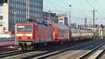 114 013 schleppte am 24.2.2018 einen Hamster mit defektem Drehgestell aus Mittelhessen gen Frankfurt. Hier ist der Zug bei der Vorbeifahrt am S-Bahnhof Frankfurt Messe zu sehen. Aufgenommen am 24.2.2018 15:51