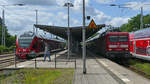 Der RE5 nach Rostock Hbf und der RE5 nach Stralsund Hbf stehen im Neustrelitzer Hbf bereit zur Abfahrt.
Aufgenommen im Juli 2020.