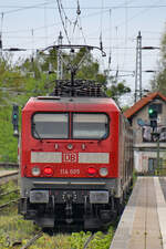 Die Elektrolokomotive 114 005 schiebt eine RE-Doppelstockgarnitur in Richtung Finsterwalde. (Neustrelitz, Mai 2021)