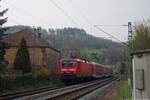 Am 1. Mai 2021 zieht 114 018 die RB 22 nach Frankfurt am Main, hier kurz vor dem Bahnübergang in Lorsbach. 