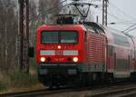 DB 114 017 am 25.11.2021 ziehend am Regio RE3 nach WSR - kurz vor dem Bf Anklam