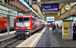Der RE12-Ersatzzug legt mit 114 024-3 (112 024-5) einen Halt in Stuttgart Hbf auf Gleis 7 ein.