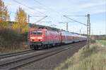 114 012-8 ist am 05.11.2025 als RB 50 in Richtung Frankfurt/M. Hbf. bei Kerzell unterwegs.