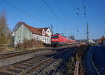 Auf dem hessischen RE 30 kommen auch Anfang 2026 noch regelmäßig Loks der Baureihe 114 zum Einsatz. 114 012 war am 27.02.2026 mit RE 4157 unterwegs und durchfährt gerade Felsberg-Gensungen.